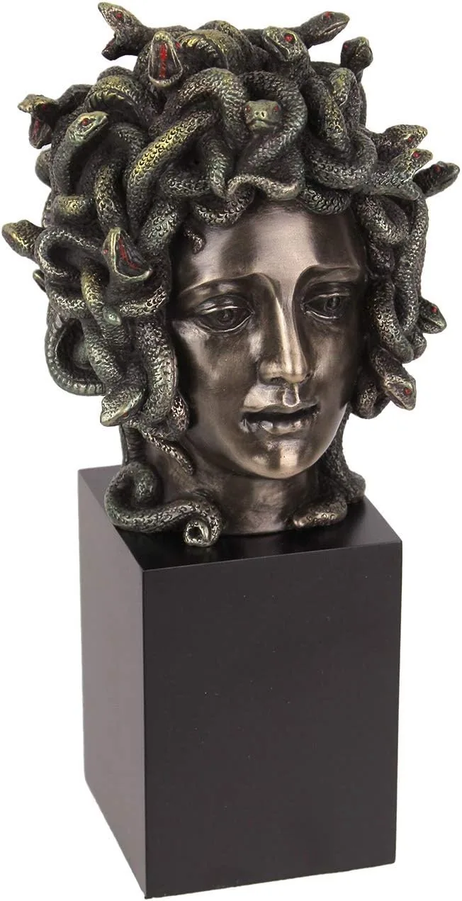 Busto escultórico de Medusa con cabellera de serpientes sobre pedestal negro, acabado bronce